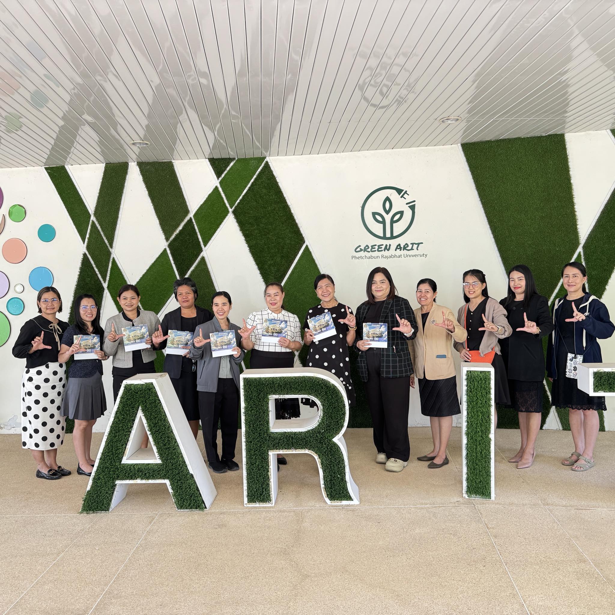 ขอขอบคุณสำนักส่งเสริมวิชาการและงานทะเบียนในโอกาสมอบปฏิทินประจำปี 2569