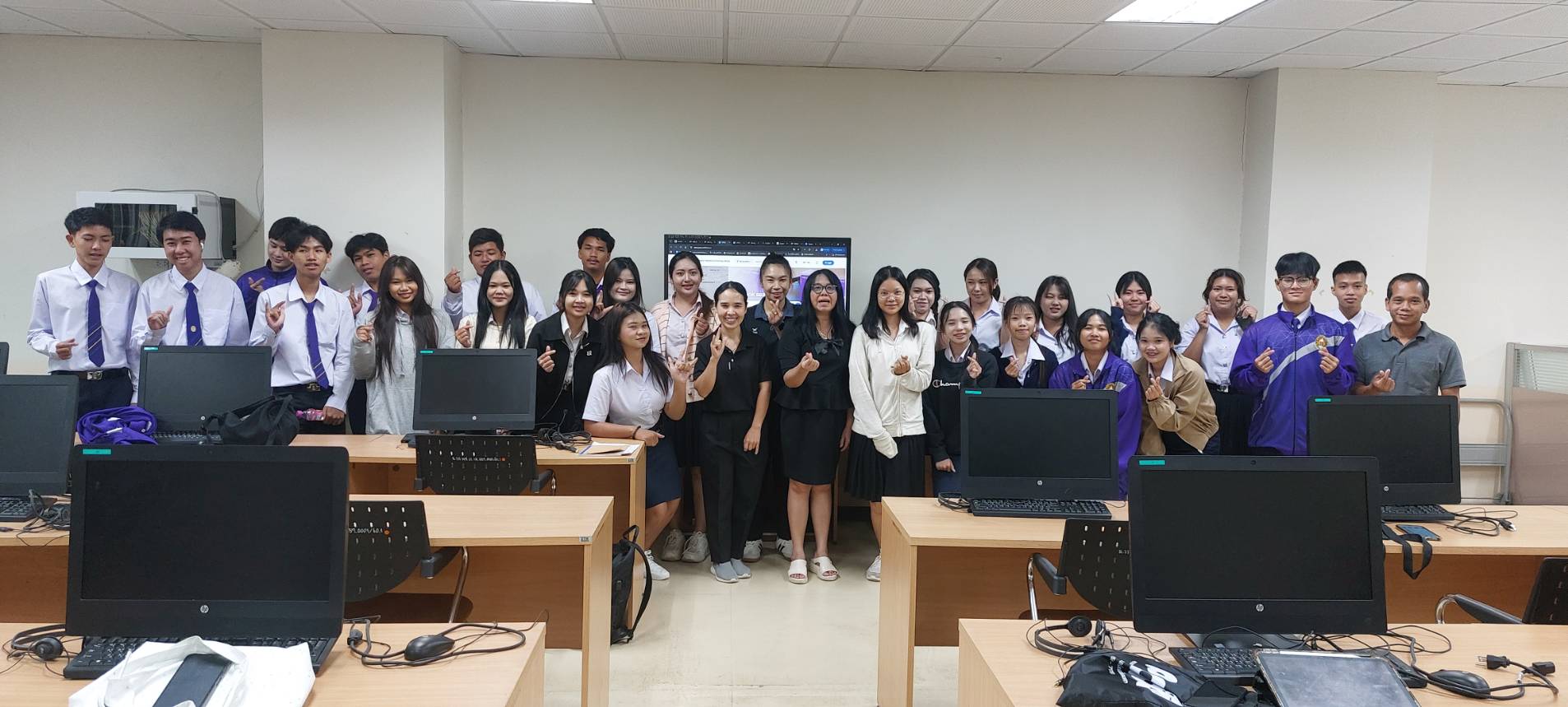 หอสมุดกลางต้อนรับนักศึกษาบรรณารักษศาสตร์และสารสนเทศศาสตร์ คณะมนุษยศาสตร์และสังคมศาสตร์ มหาวิทยาลัยราชภัฏเพชรบูรณ์ ศึกษาดูงานและเรียนรู้การใช้บริการสารสนเทศ