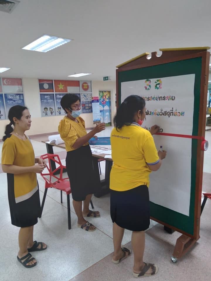 ร่วมเสนอแนวคิดเกี่ยวกับการอนุรักษ์ธรรมชาติและสิ่งแวดล้อม  ในหัวข้อ 3 ล กับประเพณีลอยกระทง